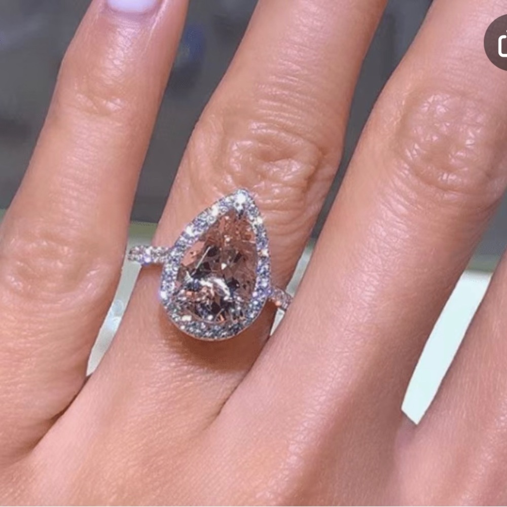 Pretty zirconia rose gold ring